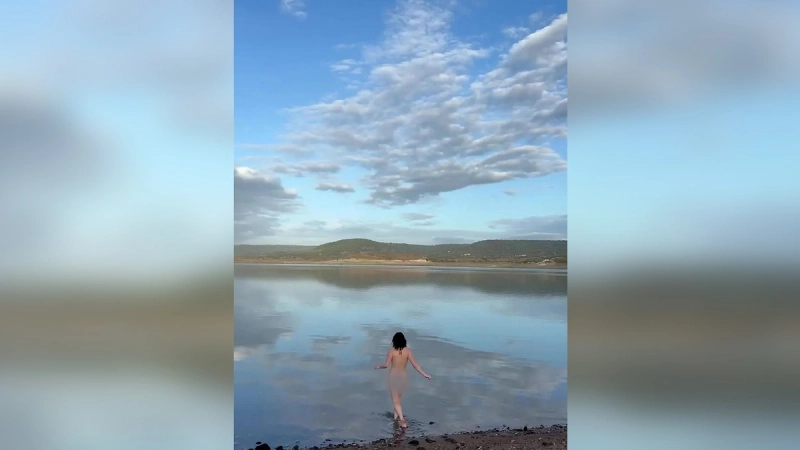 Звезда «Игры престолов» опубликовала голые фото с отдыха на Сардинии