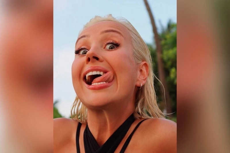 Клава Кока похвасталась фигурой в чёрном бикини