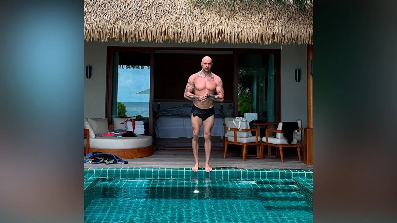 Слава снялась в купальнике на Мальдивах и показала отдых с таинственным спутником