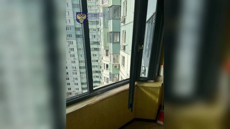 Стриптизёр из Красногорска, выносивший тело сожительницы в чемоданах, попал на видео