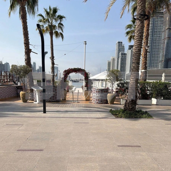 В Дубае закрыли пляжи после ночных атак на город, улицы опустели