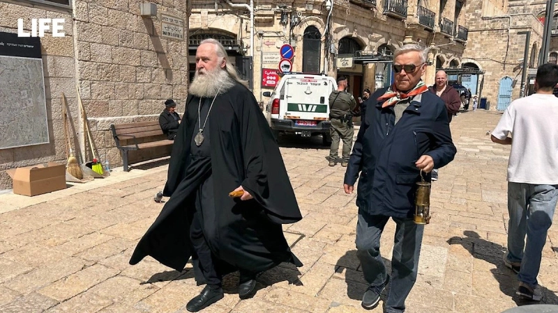 Фонд Андрея Первозванного получил Благодатный огонь для верующих России